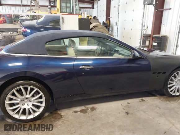 2015 Maserati GranTurismo Convertible Sport with VIN ZAM45MMA5F0141129, listed as a IAAI auction lot 41538585 with 11,267 mi miles. Bid and sale history available at carsss.com. Image 14.
