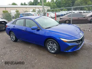 2024 Hyundai Elantra SEL z VIN KMHLM4DG2RU749447, wystawiony jako IAAI lot #42603791 z przebiegiem 9 904 mil mil oraz . Historia ofert i sprzedaży dostępna na DreamBid. Obrazek 1.