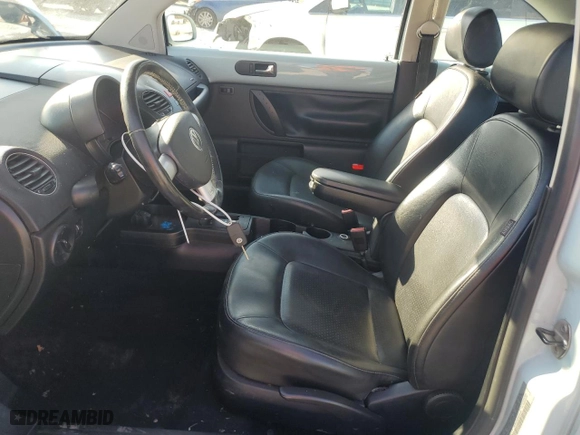 2010 Volkswagen New Beetle Coupe with VIN 3VWRG3AG4AM034180, listed as a Copart auction lot 80042344 with 85,104 mi miles and Salvage Title. Bid and sale history available at carsss.com. Image 7.