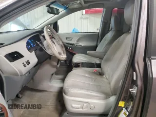 2012 Toyota Sienna XLE z VIN 5TDDK3DC8CS046677, wystawiony jako Copart lot #52381025 z przebiegiem 144 054 mil mil oraz Czysty tytuł • Clean title. Historia ofert i sprzedaży dostępna na DreamBid. Obrazek 7.