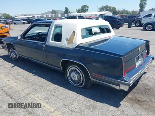1986 Cadillac DeVille z VIN 1G6CD4783G4204155, wystawiony jako IAAI lot #42229194 z przebiegiem 131 360 mil mil oraz . Historia ofert i sprzedaży dostępna na DreamBid. Obrazek 3.