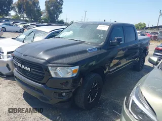 2021 Ram 1500 Big Horn z VIN 1C6SRFFT3MN791921, wystawiony jako IAAI lot #41970131 z przebiegiem 60 901 mil mil oraz . Historia ofert i sprzedaży dostępna na DreamBid. Obrazek 2.