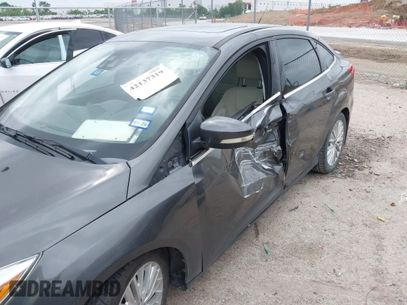 2016 Ford Focus Titanium z VIN 1FADP3J21GL260145, wystawiony jako IAAI lot #42137319 z przebiegiem 131 835 mil mil oraz . Historia ofert i sprzedaży dostępna na DreamBid. Obrazek 6.
