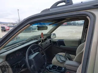 1995 Jeep Grand Cherokee Laredo with VIN 1J4GZ58S4SC555309, listed as a IAAI auction lot 41600141 with 130,493 mi miles. Bid and sale history available at carsss.com. Image 6.