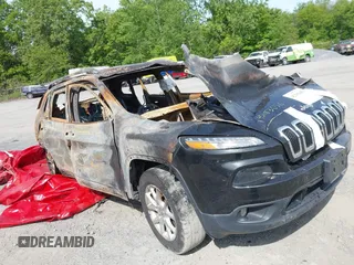 2016 Jeep Cherokee Latitude z VIN 1C4PJMCS7GW252416, wystawiony jako IAAI lot #42183656 z przebiegiem 128 709 mil mil oraz . Historia ofert i sprzedaży dostępna na DreamBid. Obrazek 1.
