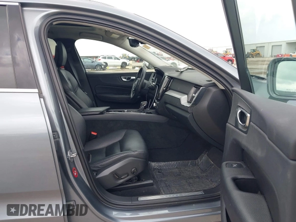 2018 Volvo XC60 Momentum z VIN LYV102RK1JB079168, wystawiony jako IAAI lot #42115403 z przebiegiem 58 377 mil mil oraz . Historia ofert i sprzedaży dostępna na DreamBid. Obrazek 5.