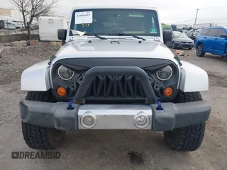 2008 Jeep Wrangler Unlimited Sahara с VIN 1J4GA59138L505460, выставлен на аукционе IAAI как лот 41846611 с пробегом 116 658 миль миль и . История ставок и продаж доступна на DreamBid. Изображение 6.