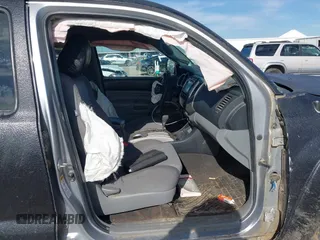 2015 Toyota Tacoma z VIN 3TMLU4ENXFM206669, wystawiony jako IAAI lot #41323365 z przebiegiem 102 297 mil mil oraz . Historia ofert i sprzedaży dostępna na DreamBid. Obrazek 5.