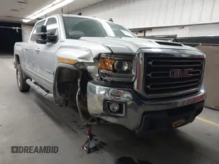 2018 GMC Sierra 2500HD Denali z VIN 1GT12SEYXJF142783, wystawiony jako IAAI lot #42271289 z przebiegiem 166 980 mil mil oraz . Historia ofert i sprzedaży dostępna na DreamBid. Obrazek 1.