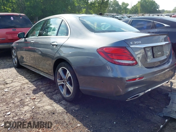 2018 Mercedes-Benz E 300 с VIN WDDZF4JB6JA301158, выставлен на аукционе IAAI как лот 42150013 с пробегом 80 872 миль миль и . История ставок и продаж доступна на DreamBid. Изображение 3.