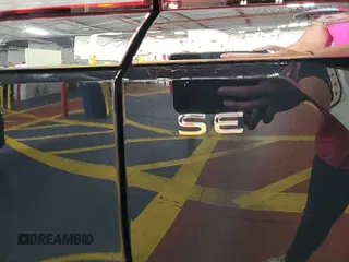 2024 Volkswagen Atlas SE z VIN 1V2HR2CA7RC575005, wystawiony jako IAAI lot #42843918 z przebiegiem 14 322 mil mil oraz . Historia ofert i sprzedaży dostępna na DreamBid. Obrazek 27.