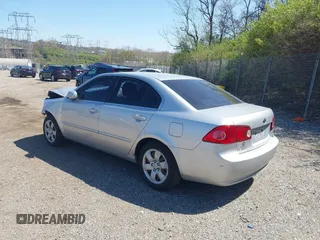 2006 Kia Optima LX z VIN KNAGE123465048221, wystawiony jako IAAI lot #41978111 z przebiegiem 195 132 mil mil oraz . Historia ofert i sprzedaży dostępna na DreamBid. Obrazek 3.
