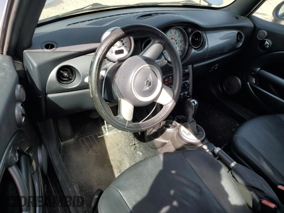 2007 MINI Convertible с VIN WMWRF335X7TG17414, выставлен на аукционе Copart как лот 47640925 с пробегом 149 906 миль миль и Списание • Salvage title. История ставок и продаж доступна на DreamBid. Изображение 8.