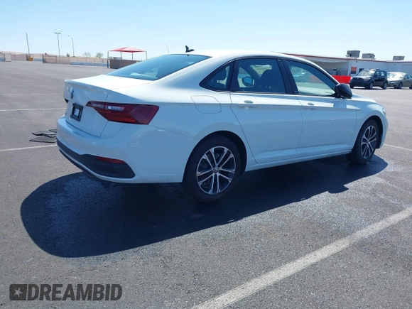 2024 Volkswagen Jetta Sport z VIN 3VWBM7BU7RM080796, wystawiony jako IAAI lot #41982686 z przebiegiem 8 600 mil mil oraz . Historia ofert i sprzedaży dostępna na DreamBid. Obrazek 4.