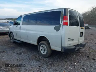 2011 Chevrolet Express Passenger LS z VIN 1GAWGPFG7B1119978, wystawiony jako IAAI lot #41437456 z przebiegiem 223 234 mil mil oraz . Historia ofert i sprzedaży dostępna na DreamBid. Obrazek 3.