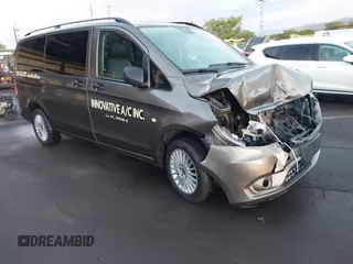 2019 Mercedes-Benz Metris Passenger z VIN WD4PG2EE3K3523210, wystawiony jako IAAI lot #41690328 z przebiegiem 57 748 mil mil oraz . Historia ofert i sprzedaży dostępna na DreamBid. Obrazek 1.