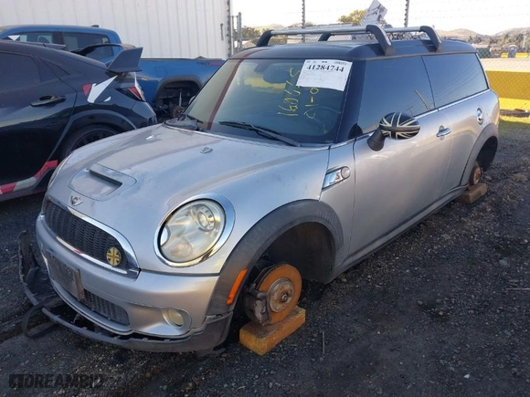 2009 MINI Cooper Clubman S with VIN WMWMM33579TP73734, listed as a IAAI auction lot 41284744 with 1 mi miles. Bid and sale history available at carsss.com. Image 2.