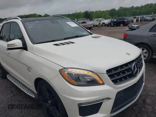 2014 Mercedes-Benz M 63 AMG z VIN 4JGDA7EB3EA350480, wystawiony jako IAAI lot #42113215 z przebiegiem 136 382 mil mil oraz . Historia ofert i sprzedaży dostępna na DreamBid. Obrazek 1.
