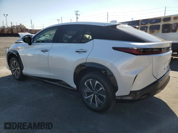 2024 Lexus RZ 300e Premium z VIN JTJABABB5RA005041, wystawiony jako Copart lot #72653024 z przebiegiem 3385 mil mil oraz Szkody całkowita. Historia ofert i sprzedaży dostępna na DreamBid. Obrazek 2.