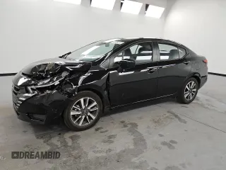 2025 Nissan Versa SV z VIN 3N1CN8EV0SL845120, wystawiony jako Copart lot #59842905 z przebiegiem 9 812 mil mil oraz Czysty tytuł • Clean title. Historia ofert i sprzedaży dostępna na DreamBid. Obrazek 1.