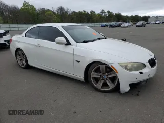 2011 BMW 3 Series 328i z VIN WBADW3C5XBE538099, wystawiony jako Copart lot #57513855 z przebiegiem 115 981 mil mil oraz Szkody całkowita. Historia ofert i sprzedaży dostępna na DreamBid. Obrazek 4.