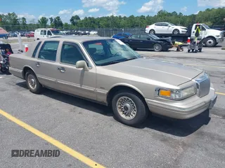 1996 Lincoln Town Car Signature z VIN 1LNLM82W7TY604597, wystawiony jako IAAI lot #42524442 z przebiegiem 245 728 mil mil oraz . Historia ofert i sprzedaży dostępna na DreamBid. Obrazek 1.