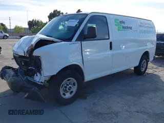 2016 GMC Savana Cargo z VIN 1GTW7AFF5G1159706, wystawiony jako IAAI lot #42018527 z przebiegiem 103 497 mil mil oraz . Historia ofert i sprzedaży dostępna na DreamBid. Obrazek 2.