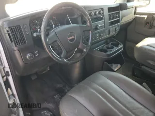 2020 GMC Savana Cargo z VIN 1GTW7AFP1L1148544, wystawiony jako Copart lot #77503334 z przebiegiem 125 497 mil mil oraz Czysty tytuł • Clean title. Historia ofert i sprzedaży dostępna na DreamBid. Obrazek 8.