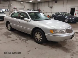 2002 Lincoln Continental z VIN 1LNHM97V62Y621823, wystawiony jako IAAI lot #42240992 z przebiegiem 131 977 mil mil oraz . Historia ofert i sprzedaży dostępna na DreamBid. Obrazek 1.