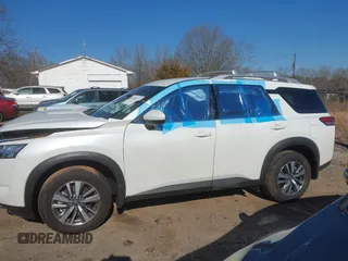 2024 Nissan Pathfinder SL z VIN 5N1DR3CC7RC310071, wystawiony jako IAAI lot #41660927 z przebiegiem 3 427 mil mil oraz . Historia ofert i sprzedaży dostępna na DreamBid. Obrazek 14.