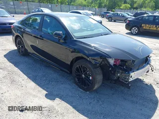 2025 Toyota Camry LE z VIN 4T1DBADK1SU520972, wystawiony jako IAAI lot #42281615 z przebiegiem 9 969 mil mil oraz . Historia ofert i sprzedaży dostępna na DreamBid. Obrazek 1.