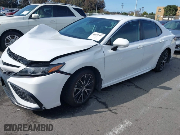 2022 Toyota Camry SE with VIN 4T1G11AKXNU070473, listed as a IAAI auction lot 41937541 with 57,598 mi miles and . Bid and sale history available at DreamBid. Image 2.