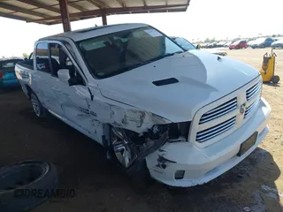 2015 Ram 1500 Sport z VIN 1C6RR7MT2FS653962, wystawiony jako IAAI lot #42249772 z przebiegiem 83 855 mil mil oraz . Historia ofert i sprzedaży dostępna na DreamBid. Obrazek 1.
