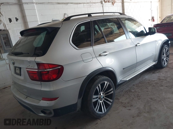 2013 BMW X5 xDrive35i z VIN 5UXZV4C55D0B09049, wystawiony jako IAAI lot #42193454 z przebiegiem 186 845 mil mil oraz . Historia ofert i sprzedaży dostępna na DreamBid. Obrazek 4.