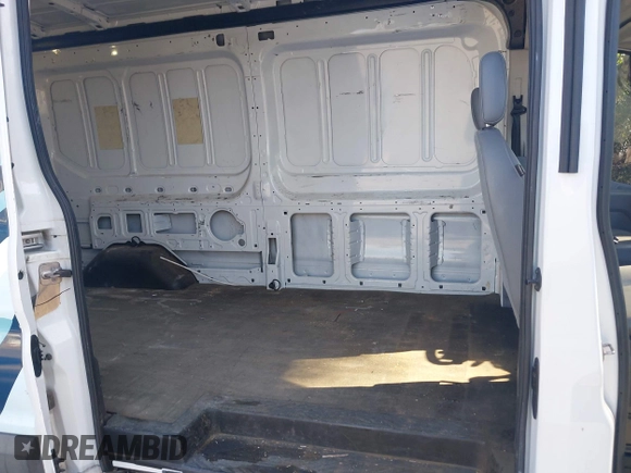 2018 Ford Transit z VIN 1FTYR2CM7JKA26085, wystawiony jako IAAI lot #42323037 z przebiegiem 131 121 mil mil oraz . Historia ofert i sprzedaży dostępna na DreamBid. Obrazek 8.