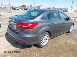 2017 Ford Focus SE z VIN 1FADP3F22HL235085, wystawiony jako IAAI lot #42465812 z przebiegiem 84 419 mil mil oraz . Historia ofert i sprzedaży dostępna na DreamBid. Obrazek 4.