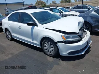 2014 Volkswagen Jetta S z VIN 3VW2K7AJ8EM431724, wystawiony jako IAAI lot #42609300 z przebiegiem 172 833 mil mil oraz . Historia ofert i sprzedaży dostępna na DreamBid. Obrazek 1.