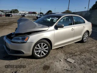 2014 Volkswagen Jetta SE z VIN 3VWD17AJ2EM240795, wystawiony jako Copart lot #49749455 z przebiegiem 73 389 mil mil oraz Szkoda całkowita • Salvage title. Historia ofert i sprzedaży dostępna na DreamBid. Obrazek 1.