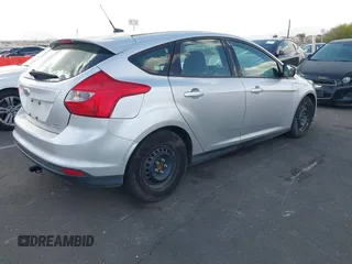 2014 Ford Focus SE z VIN 1FADP3K27EL113632, wystawiony jako IAAI lot #42271518 z przebiegiem 111 687 mil mil oraz . Historia ofert i sprzedaży dostępna na DreamBid. Obrazek 4.