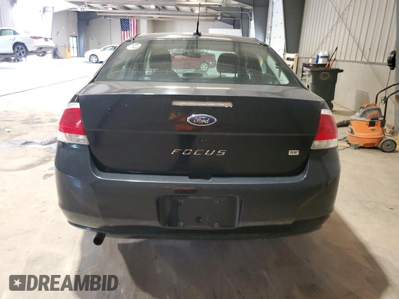2008 Ford Focus SE z VIN 1FAHP35N98W121449, wystawiony jako Copart lot #60323735 z przebiegiem 83 990 mil mil oraz Czysty tytuł • Clean title. Historia ofert i sprzedaży dostępna na DreamBid. Obrazek 6.