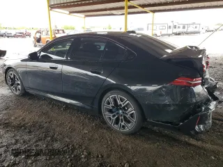 2024 BMW i5 eDrive40 z VIN WBY33FK01RCP20132, wystawiony jako Copart lot #64905364 z przebiegiem 10 638 mil mil oraz Szkody całkowita. Historia ofert i sprzedaży dostępna na DreamBid. Obrazek 2.