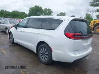 2023 Chrysler Pacifica Hybrid Touring L z VIN 2C4RC1L78PR608880, wystawiony jako IAAI lot #42382470 z przebiegiem 64 278 mil mil oraz . Historia ofert i sprzedaży dostępna na DreamBid. Obrazek 3.