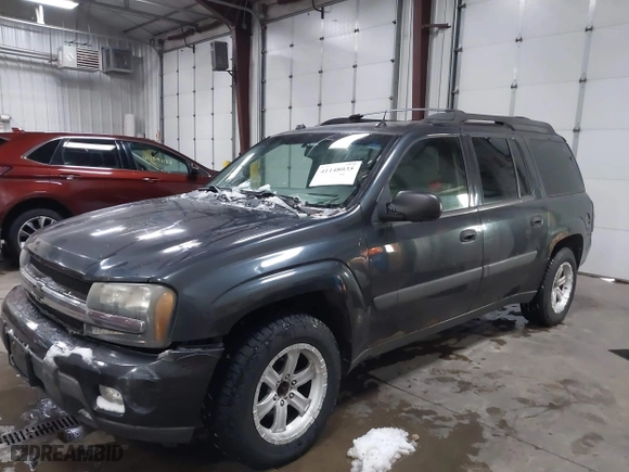 2005 Chevrolet TrailBlazer LS with VIN 1GNET16S356162017, listed as a IAAI auction lot 41148035 with 210,125 mi miles. Bid and sale history available at carsss.com. Image 6.