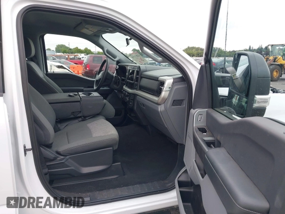 2025 Ford F-250 XL z VIN 1FT7W2BT1SED32938, wystawiony jako IAAI lot #42831510 z przebiegiem 7 496 mil mil oraz . Historia ofert i sprzedaży dostępna na DreamBid. Obrazek 5.