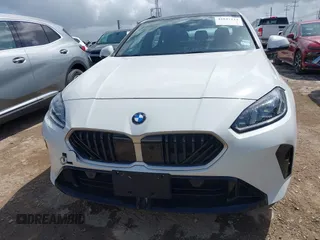 2025 BMW 2 Series 228 xDrive z VIN WBA23GG06S7S55337, wystawiony jako IAAI lot #42537114 z przebiegiem 5 917 mil mil oraz . Historia ofert i sprzedaży dostępna na DreamBid. Obrazek 6.