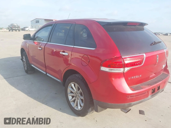 2011 Lincoln MKX z VIN 2LMDJ6JKXBBJ00173, wystawiony jako IAAI lot #42303362 z przebiegiem 156 965 mil mil oraz . Historia ofert i sprzedaży dostępna na DreamBid. Obrazek 3.