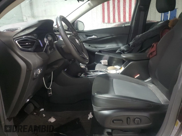 2020 Buick Encore GX Select z VIN KL4MMDSLXLB105930, wystawiony jako Copart lot #57657415 z przebiegiem 69 649 mil mil oraz Czysty tytuł • Clean title. Historia ofert i sprzedaży dostępna na DreamBid. Obrazek 7.