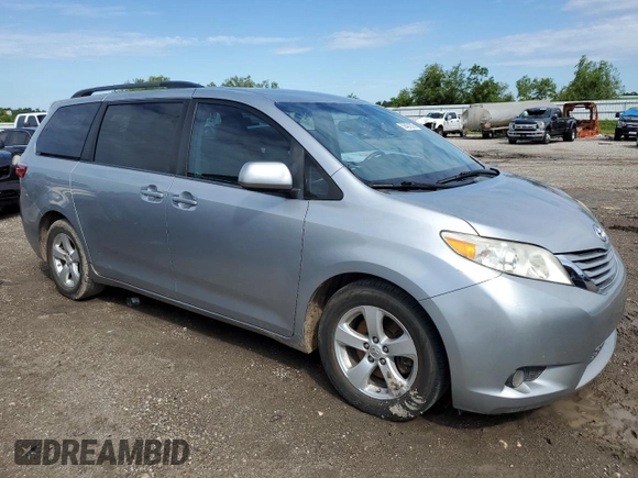 2015 Toyota Sienna LE AAS z VIN 5TDKK3DC1FS678805, wystawiony jako Copart lot #56421605 z przebiegiem 80 435 mil mil oraz Szkoda całkowita • Salvage title. Historia ofert i sprzedaży dostępna na DreamBid. Obrazek 4.
