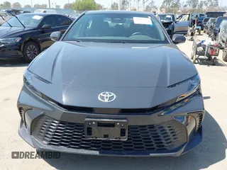 2025 Toyota Camry LE z VIN 4T1DAACK7SU531768, wystawiony jako IAAI lot #42187559 z przebiegiem 26 348 mil mil oraz . Historia ofert i sprzedaży dostępna na DreamBid. Obrazek 13.