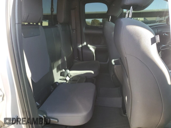2017 Toyota Tacoma SR5 z VIN 5TFRZ5CNXHX028456, wystawiony jako Copart lot #84039894 z przebiegiem 30 670 mil mil oraz Szkoda całkowita • Salvage title. Historia ofert i sprzedaży dostępna na DreamBid. Obrazek 10.